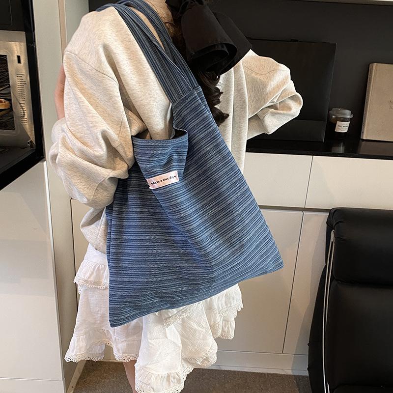 

Niche casual bag women s 2025 new fashionable large-capacity light and thin student shoulder bag commuter bucket bag women 38*1*40 темно-синий