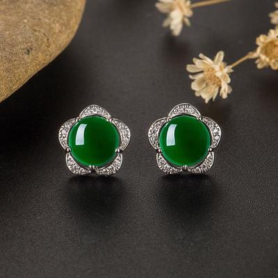 Boucles d'oreilles élégantes en calcédoine verte et zircone diamant en forme de fleur de prunier