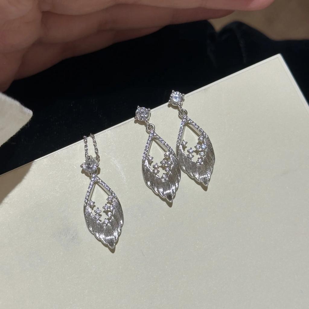 Vintage Mercerized Wing Necklace Earrings, High-End Design Brushed Feather Set, Pull-Up Collar Jewelry.