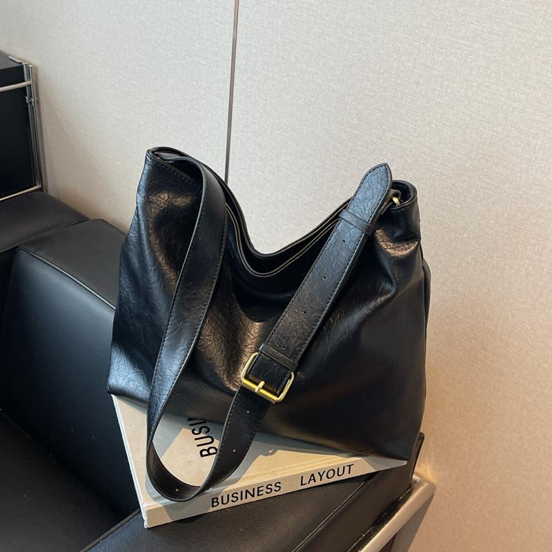 Large Capacity Bag Women's New Fashion Shoulder Messenger Bag Versatile Class Bag