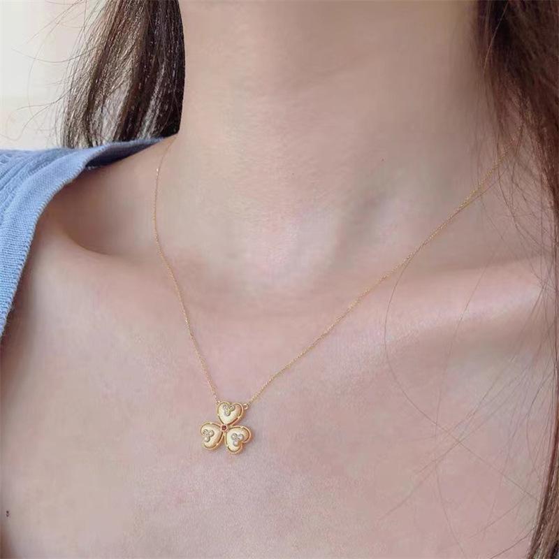French Retro High-End Clavicle Necklace for Women: Brushed Craft Court Style, Versatile Internet Celebrity Trend.