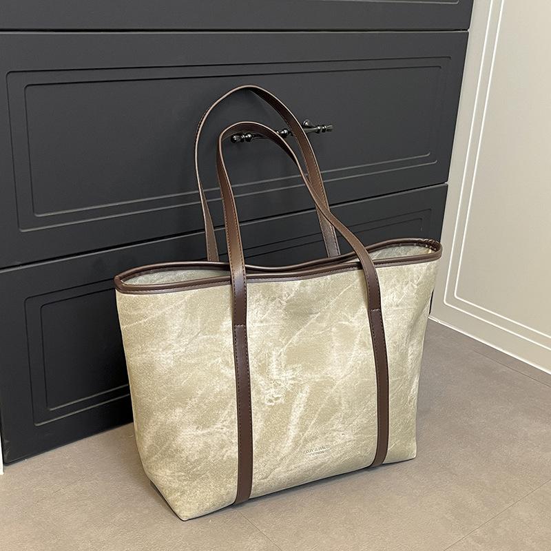 Fashion and leisure shoulder tote bag women's large-capacity autumn and winter versatile high-end commuter armpit bag