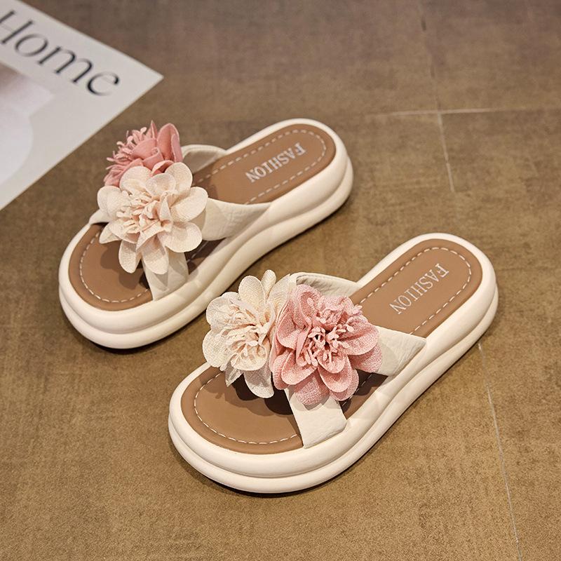 

Влітку 2025 року нові тривимірні шльопанці на квітковій платформі для жінок носять з відкритим носком зі спідницями та святкові сандалі на одній перемичці. 40