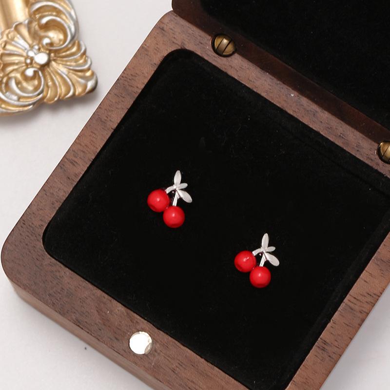 Small and delicate red cherry stud earrings, resin fruit earrings, explosive earrings. серебряный