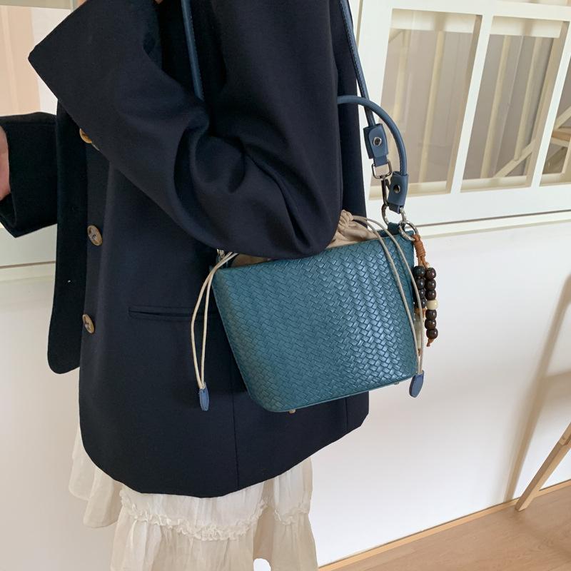 This Year's Popular Bag Women's 2025 New Summer Retro Niche Design Messenger Bag Portable Bucket Bag