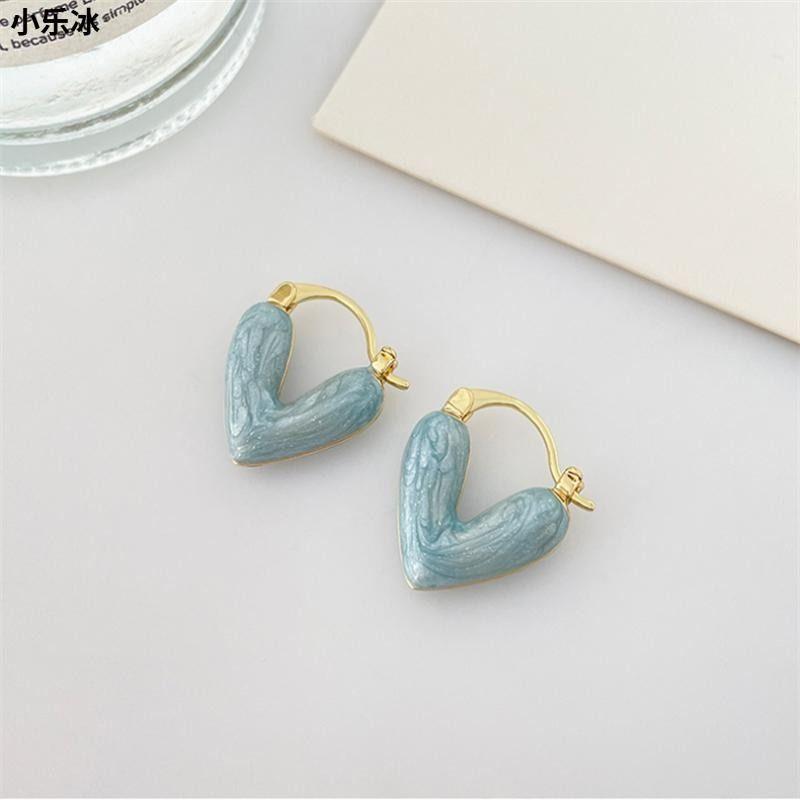 

Ladies Heart-Shaped Stud Earrings With Elegant Design One Size