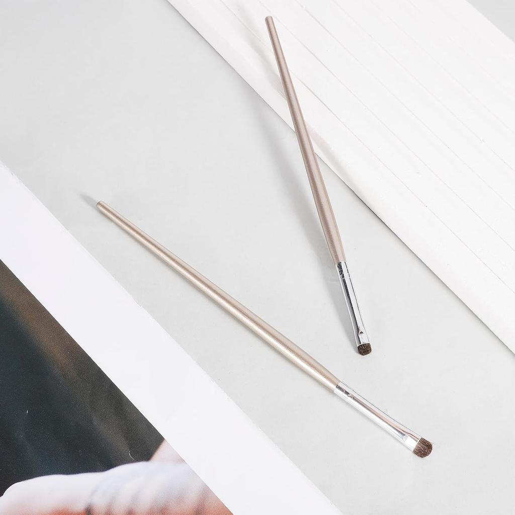 4 Pieces Mini Smudge Brush Thin Eyeshadow Brushes Eyeliner Smudge Brush Soft Smudger Tool for Eyeshadow Blending Corner Highlighter Concealer Powder