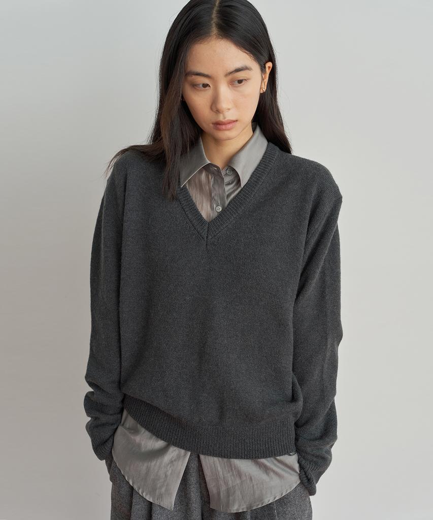 Oeoseoul Classic V-Neck Knit [Charcoal]