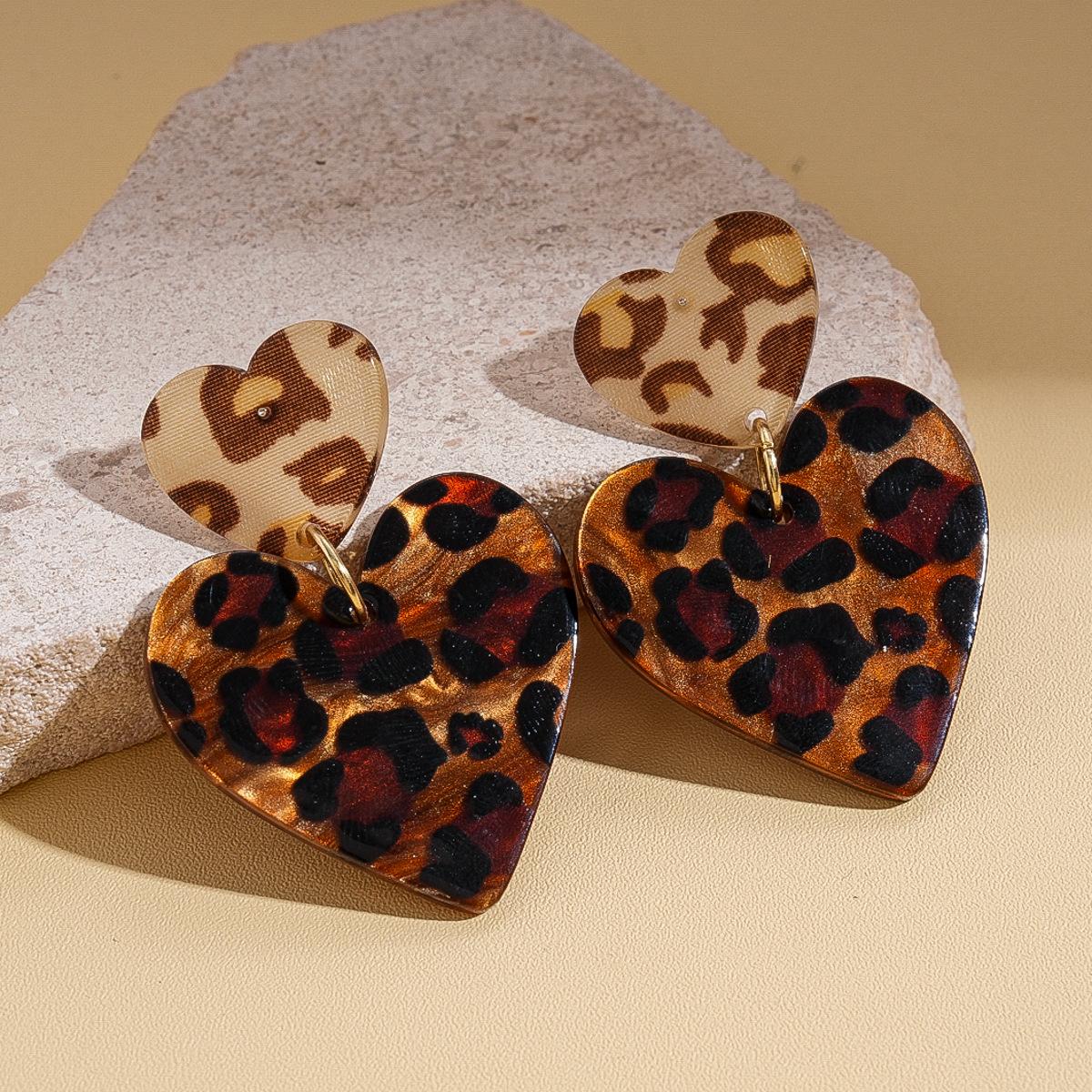 

Acrylic leopard print love silver needle earrings Maillard autumn and winter temperament earrings