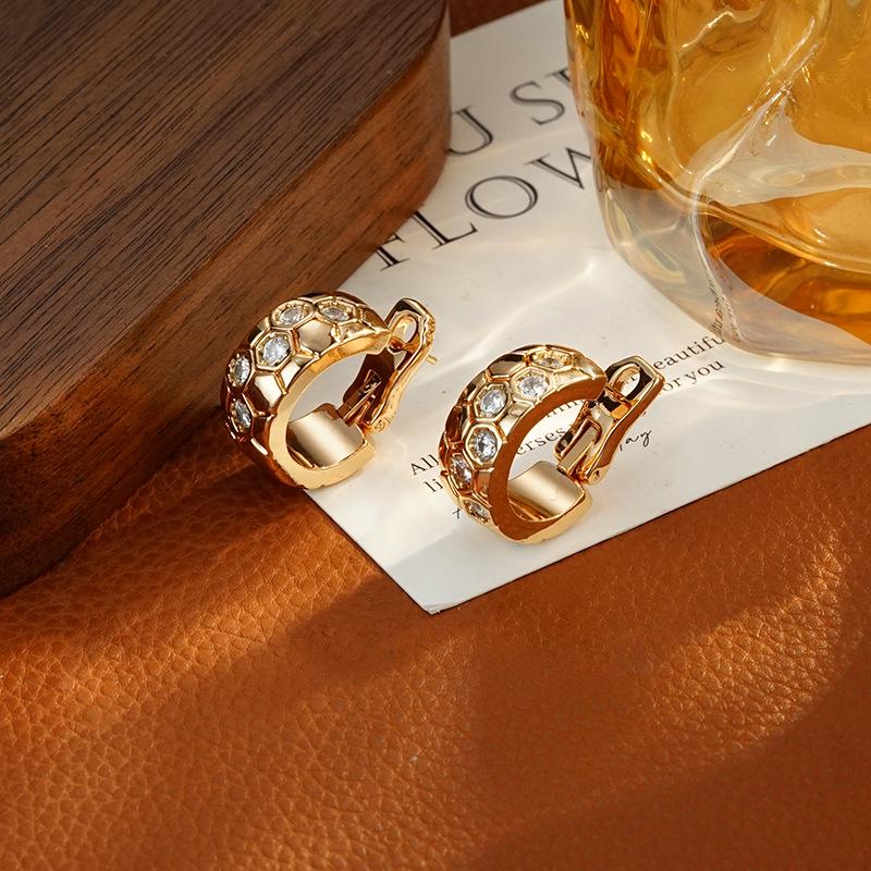 Roségoldene Waben-Ohrklemme: Luxuriöses, vielseitiges, hochwertiges Design mit feiner Verarbeitung.