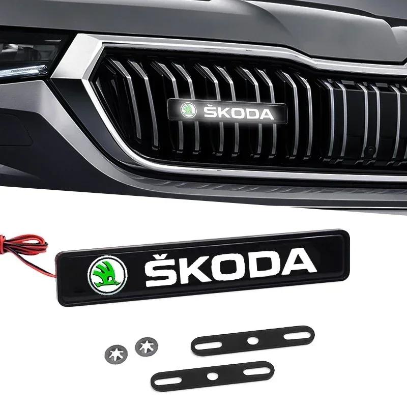 Samolepka na auto 2025 Horké 1/2 ks Dekorativní světlo na auto LED Přední mřížka Kapota Znak Odznak Dekorace Pro Skoda Octavia Fabia RS Kamiq Kodia