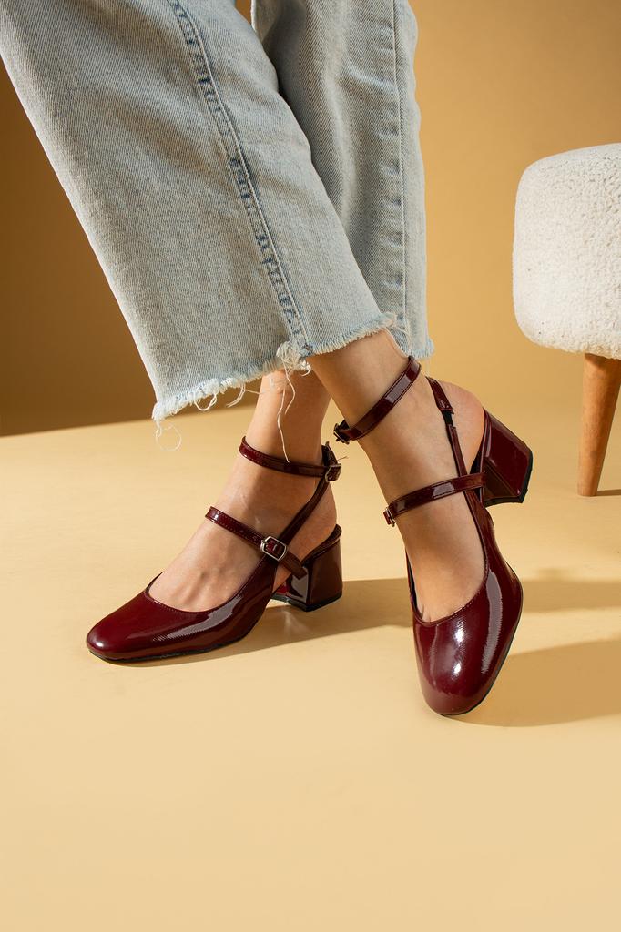 Damenschuhe mit doppelter Schnalle und Absatz 64-0405-24 aus Lackleder