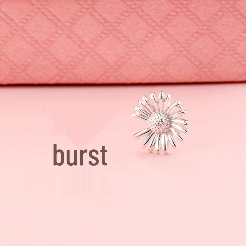 2025 New Style S925 Sterling Silver Daisy Stud Earrings for Women – Simple, Versatile, and Elegant Ear Piercing.