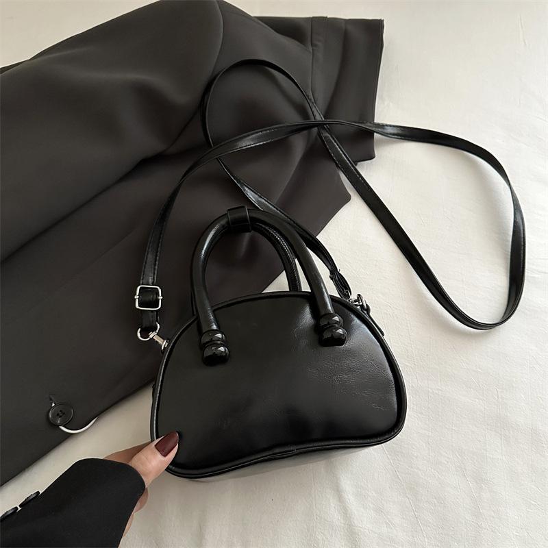 Textured Small Bag 2025 Niche Design Spring New Fashionable Simple Shell Bag Women's Shoulder Messenger Bag