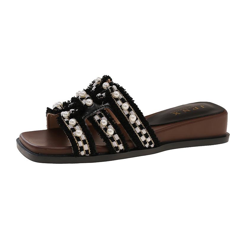 Pearl French holiday cool slippers women's summer wear 2025 new flat-bottomed non-slip with skirt gentle one-word slippers