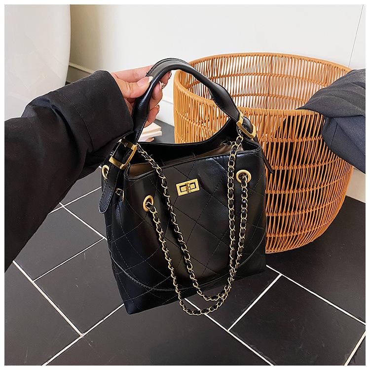 

Large-capacity bag women s autumn and winter new fashion niche shoulder messenger bag casual diamond chain bag