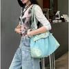 Modische und anspruchsvolle Metallic-Niet-Tote Bag - Ein Nischen-Design mit reichlich Kapazität für eine Umhängetasche.