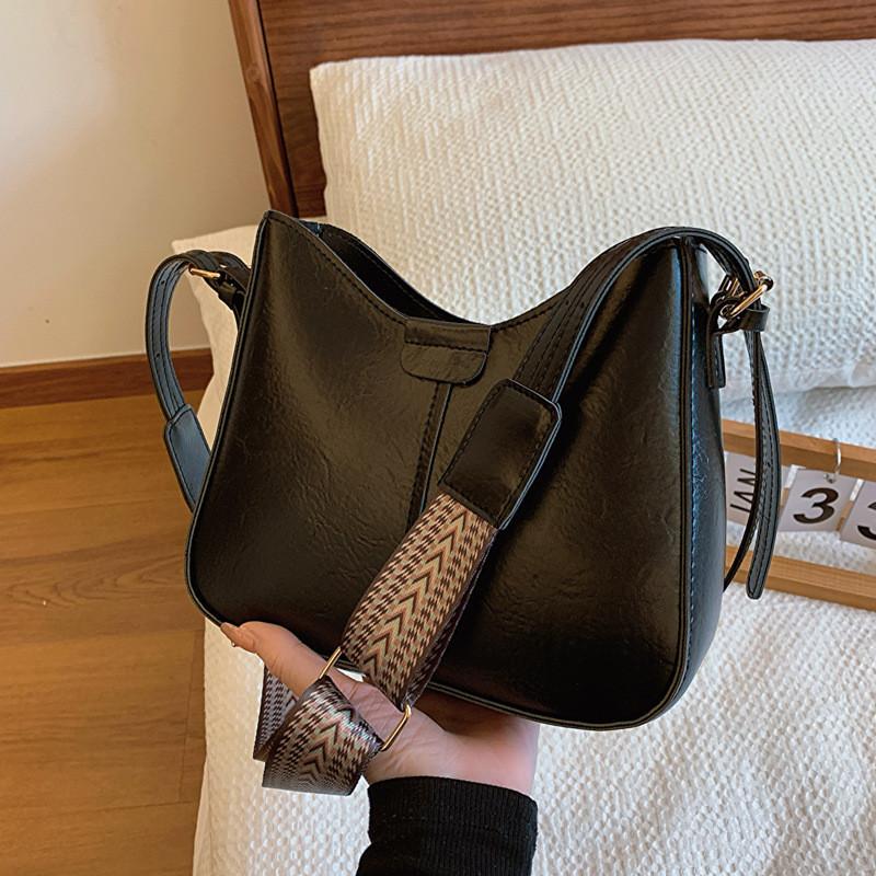 2024 New Retro Bag Female Korean Version Shoulder Bag Fashion Street Trend Leisure Commute Bucket Bag