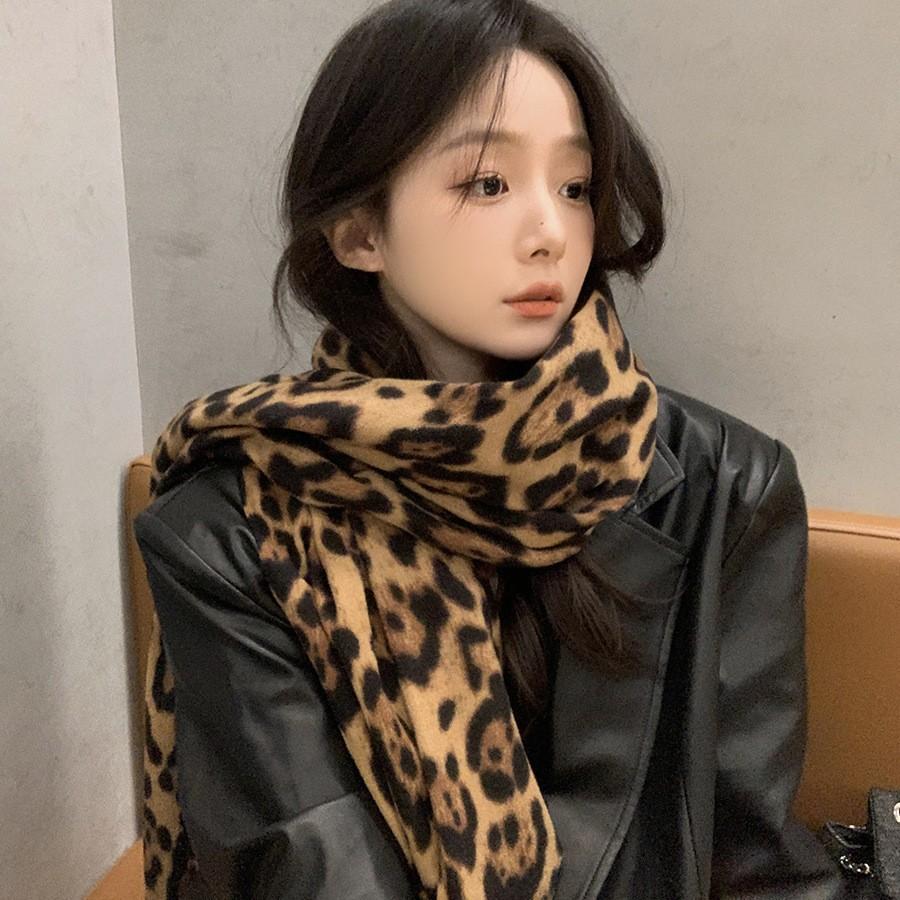 Niche design sweet and cool retro leopard print fringed scarf women's new millennial spice girl style autumn and winter thickened shawl