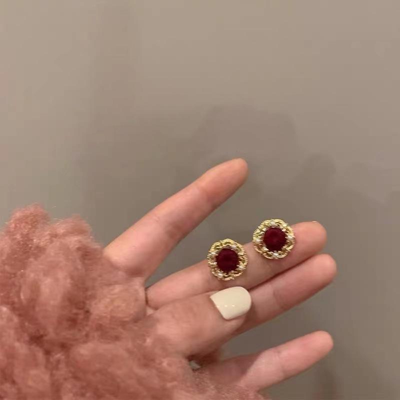 

Velvet Soiree High-End French Court Vintage Stud Earrings/Ear Clips красный