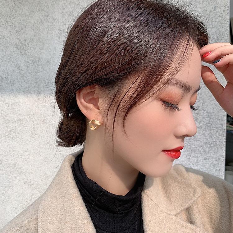 Korea Dongdaemun Golden Stud Earrings Femininity Versatile 925 Silver Needle Earrings Cold Wind Ears