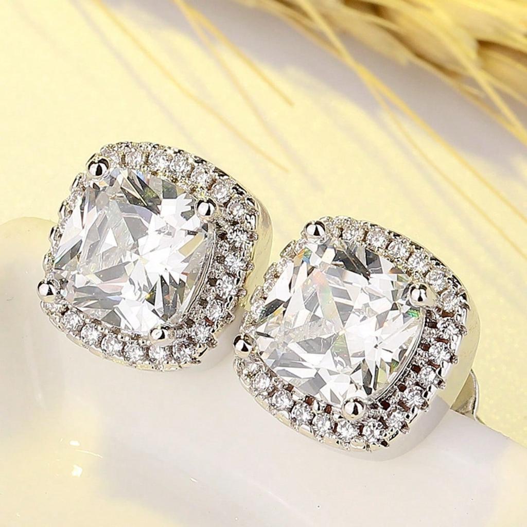 1 Pair of Exquisite and Fashionable Earrings, Set with Synthetic Zircon Earrings, Suitable for Daily Wear