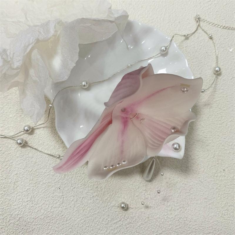 Elegant Flower Women's Neck Jewelry Delicate Flower Collar Chain Statement Necklace for Fashion Forward Individuals