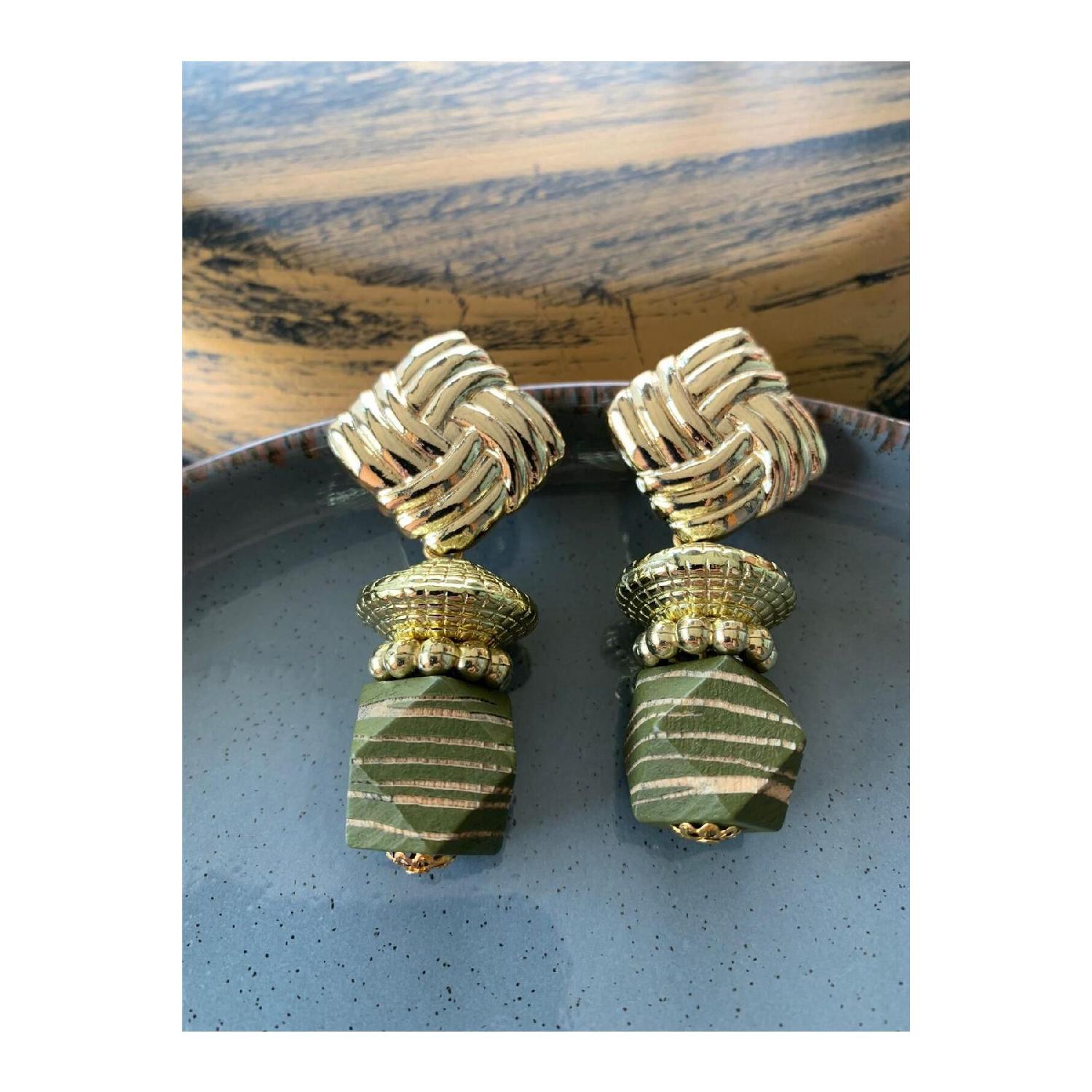 

Полосатые серьги цвета хаки с деревянными бусинами