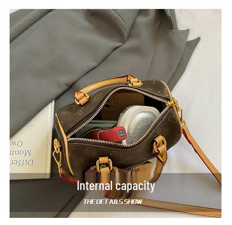 Borsa a Mano/Tracolla Versatile a Cuscino da Donna 2026 con Occhiali da Lettura e Foulard di Seta