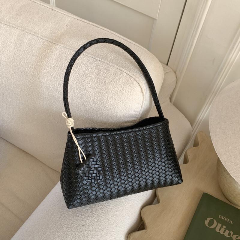 Ladies Elegant Soft Crossbody Bag With Woven Details For Urban Style Looks