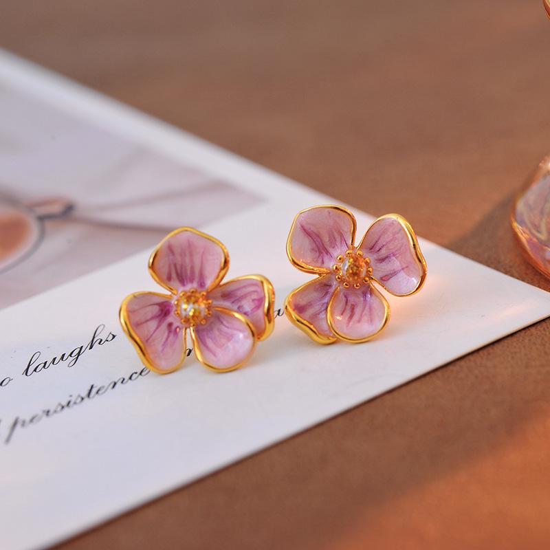 

Элегантные серьги-пусеты из серебра с французскими розовыми цветами премиум-класса розовый