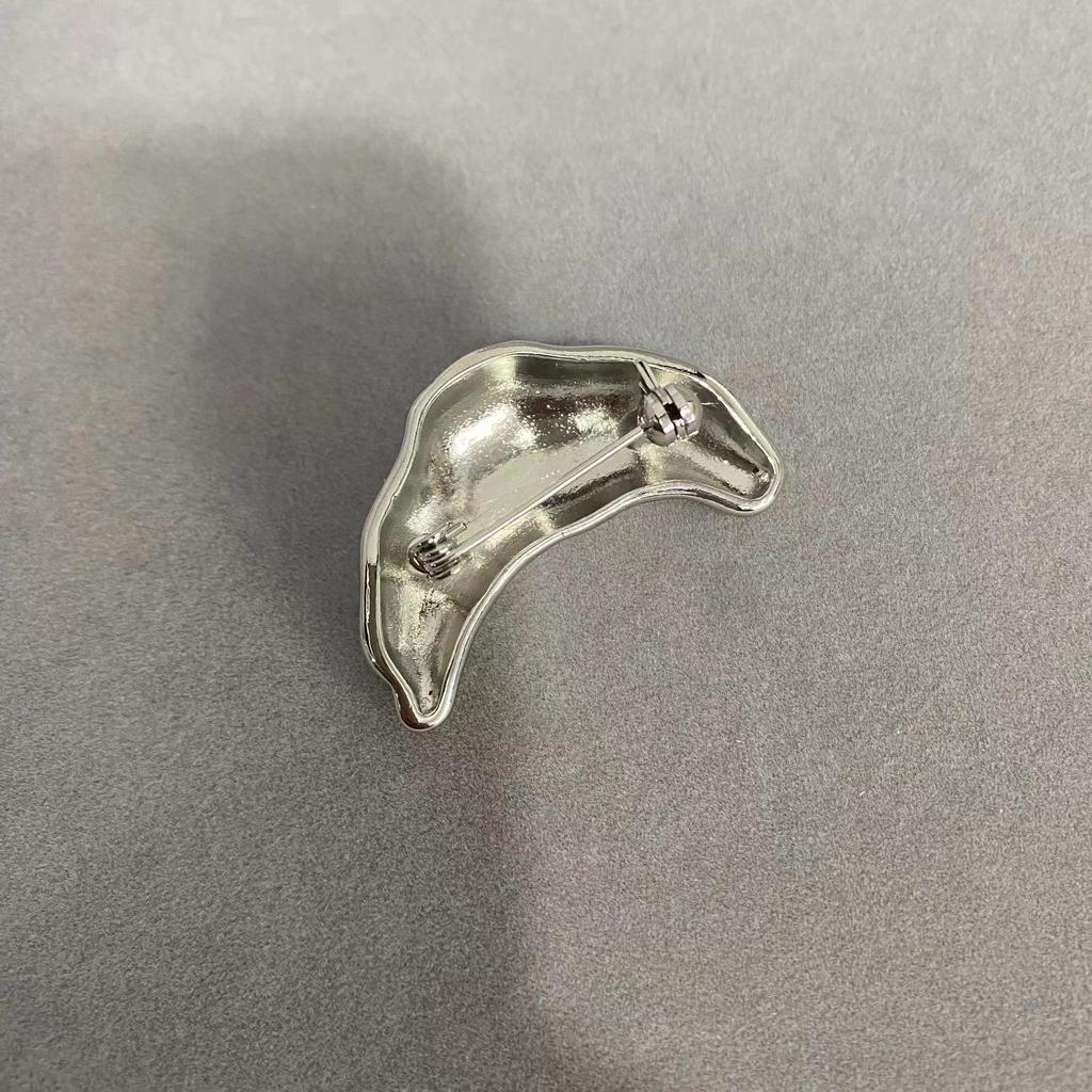 Korean Blogger-Inspired Minimalist Croissant Brooch - Unique, Stylish, and Perfect for Couples