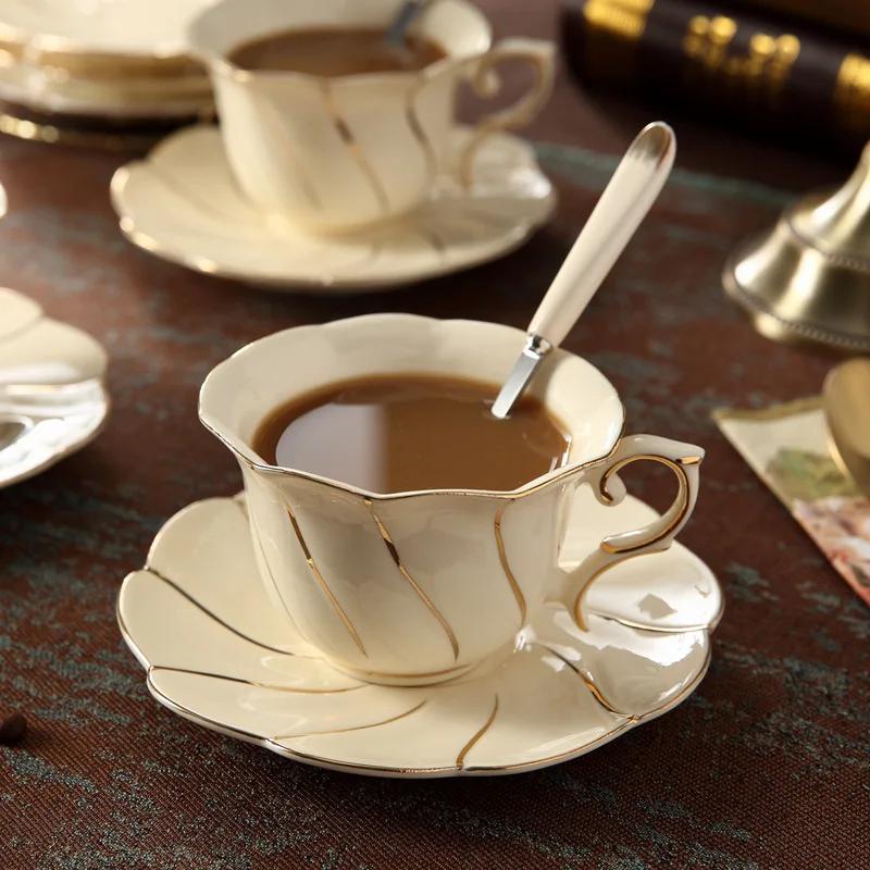 Squisito Set Tazza da Caffè, Sottotazza e Cucchiaino in Osso Porcellanato con Ceramica Dorata per Cappuccino e Tè Pomeridiano