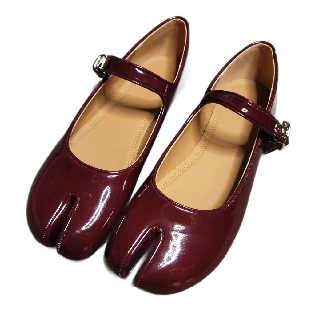 Mary Jane shoes women's 2025 new buckle light mouth Korean version fashionable retro flat bottom split toe pig's trotters single shoes small leathe