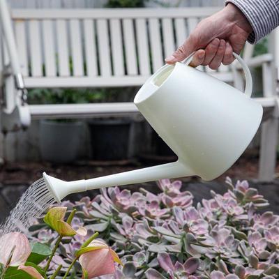 Gießkanne aus Kunststoff mit langem Ausguss für den Garten