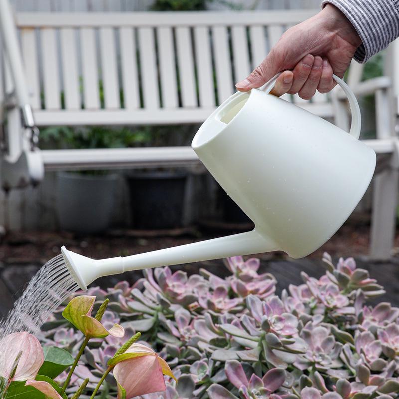 Annaffiatoio in plastica con beccuccio lungo per uso in giardino
