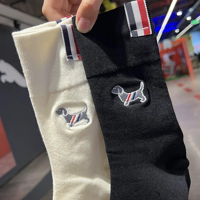 Welpenstickerei Mid-Calf-Socken mit Schwarz-Weißen Reinen Baumwollsocken für Männer und Frauen, Ein Trendiger Sockenstapel