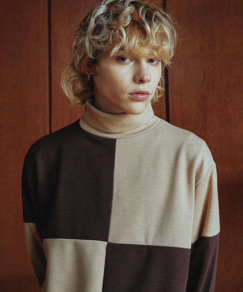 WAIKEI Checkerboard Turtleneck T-Shirt Brown
