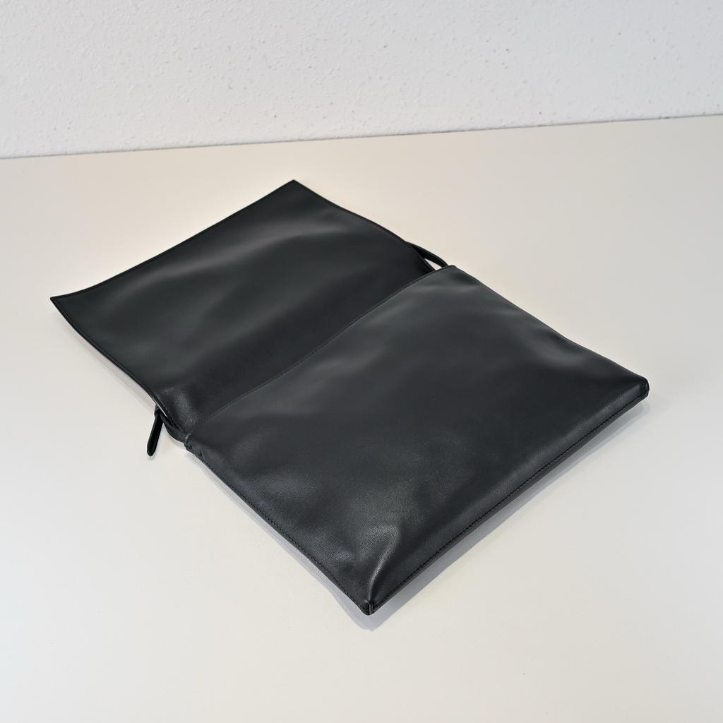 Niche minimalist mail carrier bag, simple envelope bag, sheepskin shoulder bag, all-steel hardware buckle, flip seam, armpit bag.
