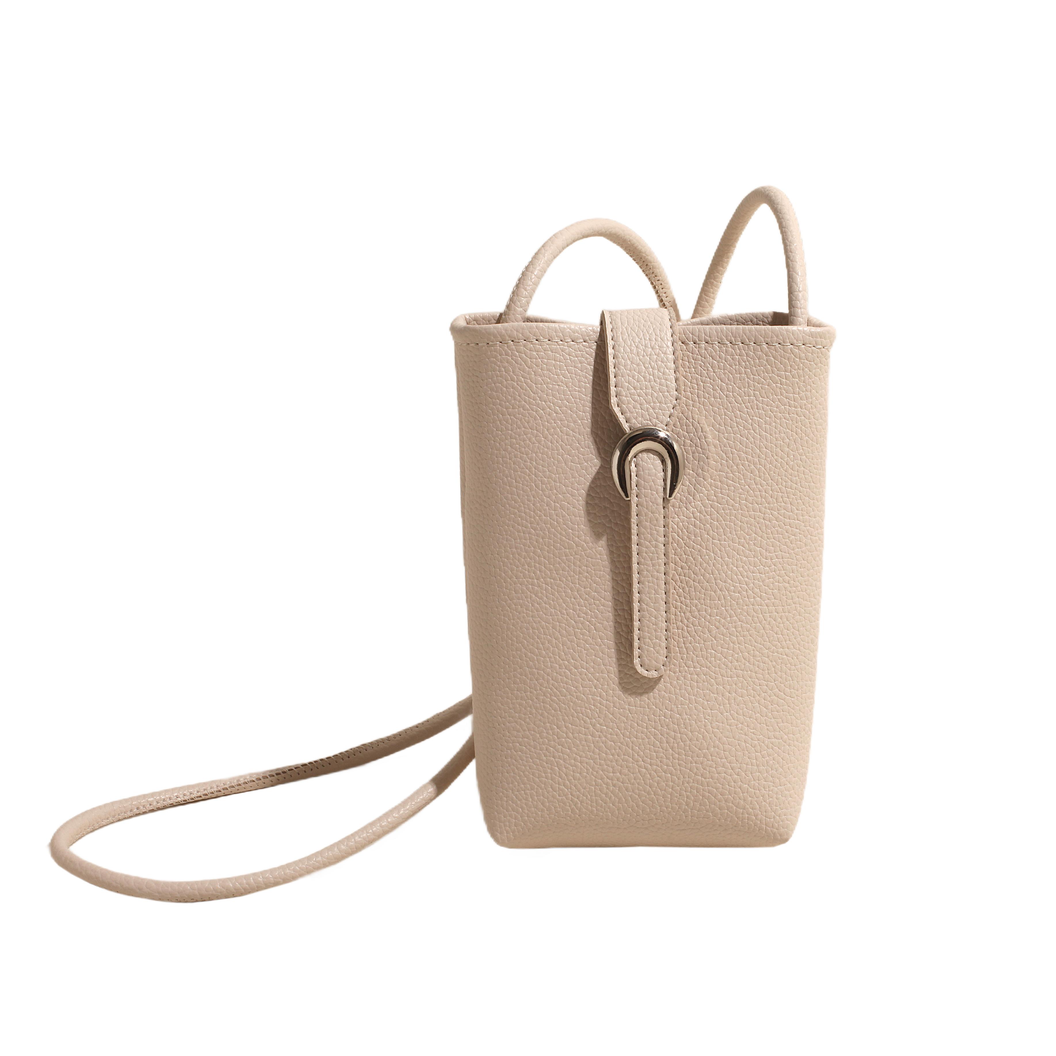 Модная монохромная сумка через плечо — фото 9