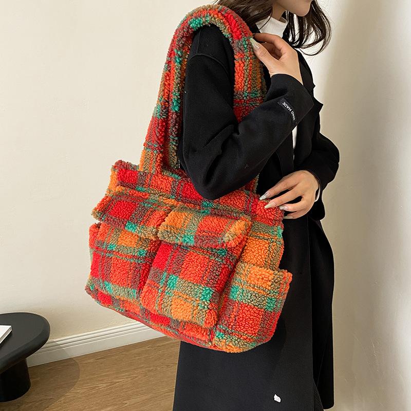 

Contrasting color plaid bag women s 2025 autumn and winter new women s bag shoulder bag fashion trend large capacity women s commuter bag 42*16*31 оранжевый
