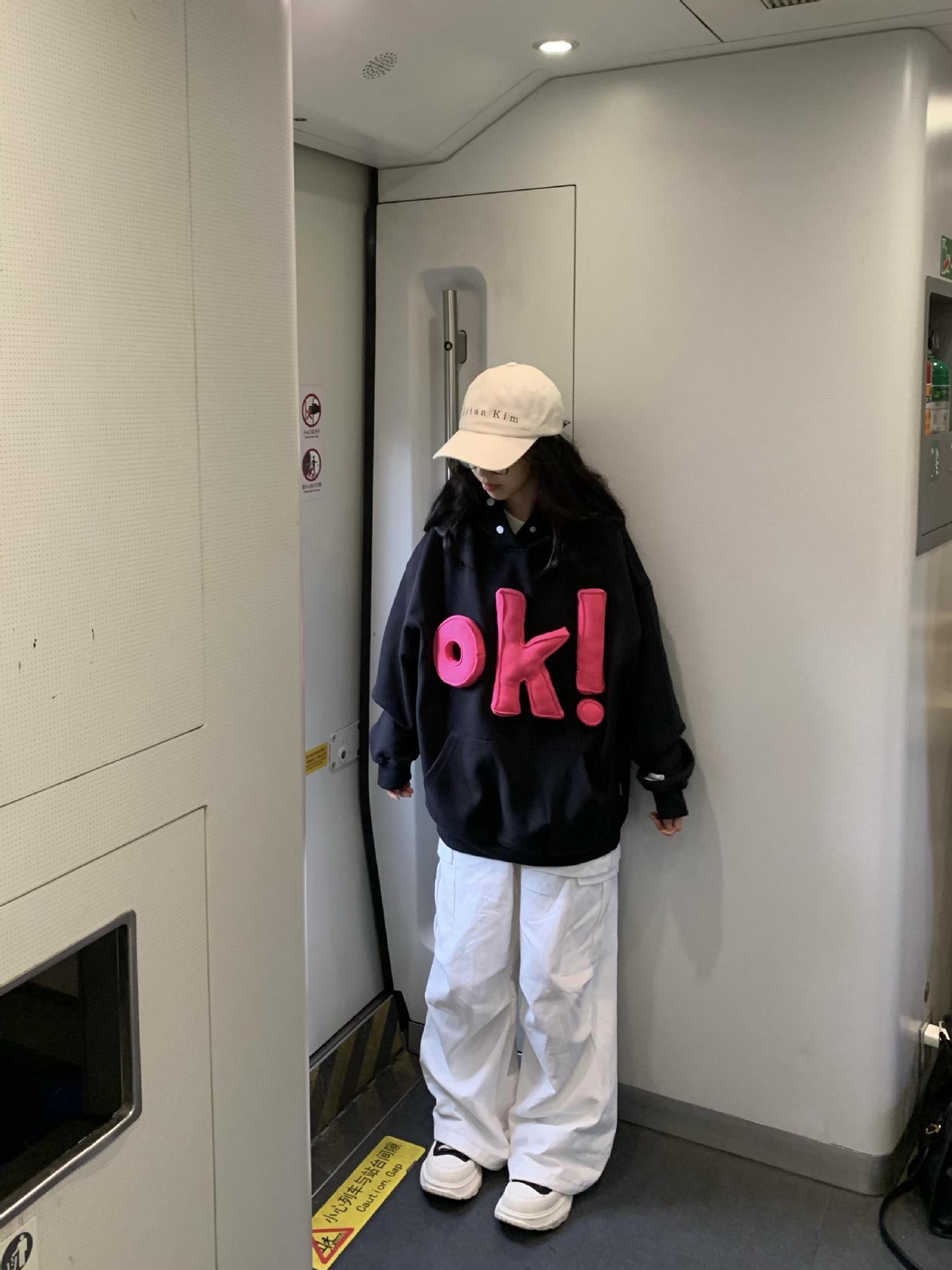 

Женское розовое худи с 3D надписью OK - Свободный крой для ранней весны до зимы Medium чёрный