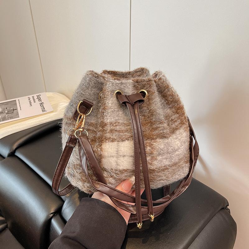 

Woolen drawstring bucket bag women s 2025 autumn and winter new plaid shoulder bag versatile casual messenger bag commuter bag серый