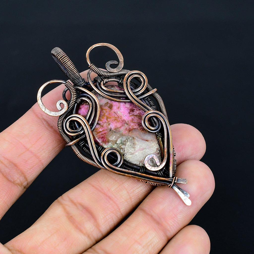 Rosa Kobalt-Anhänger aus 999er Kupferdraht, handgefertigtes Schmuckstück mit Edelsteinmotiv – das perfekte Geschenk zum Geburtstag