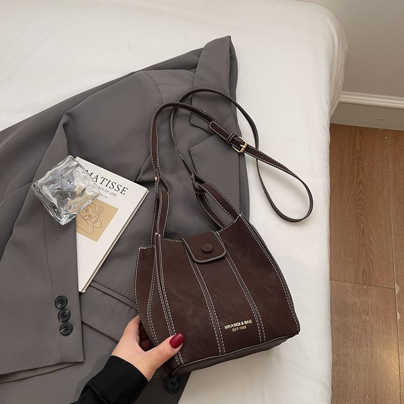 Winter new casual splicing shoulder bag high value casual messenger bag fashionable bucket bag