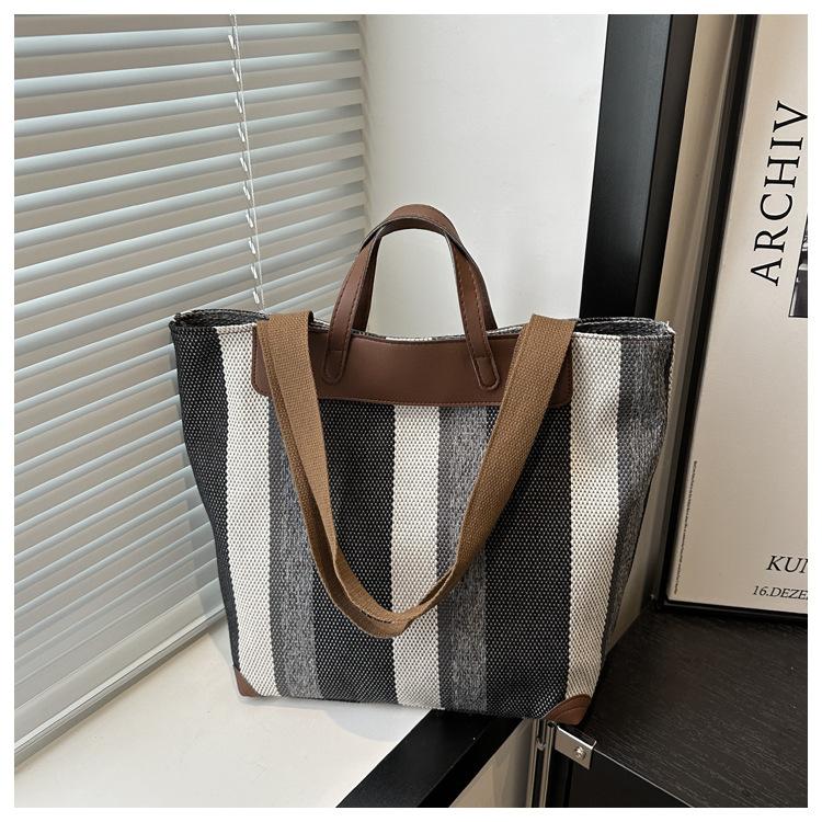 

Spring New Large-capacity Bags with Women s Fashionable Color-matching Stripes чёрный