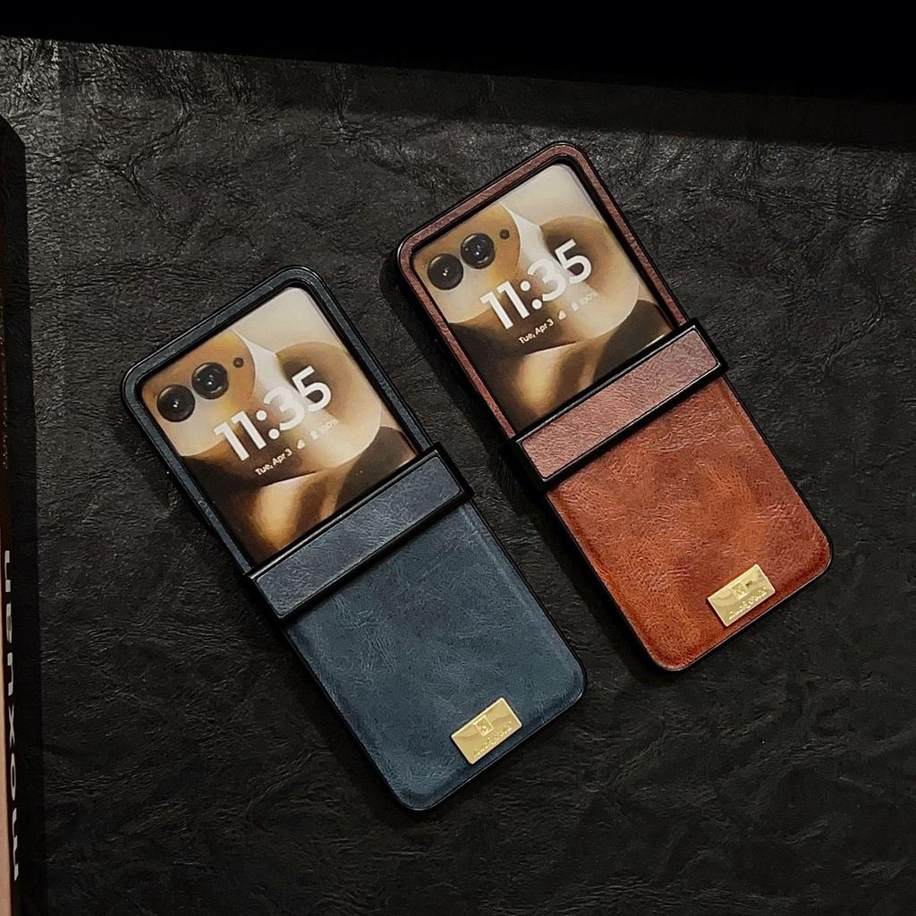 Samsung Z Flip7 Retro Crazy Horse Grain Magnetic Phone Case, Compatible with Flip6/5, Three-Section Nameplate Style.