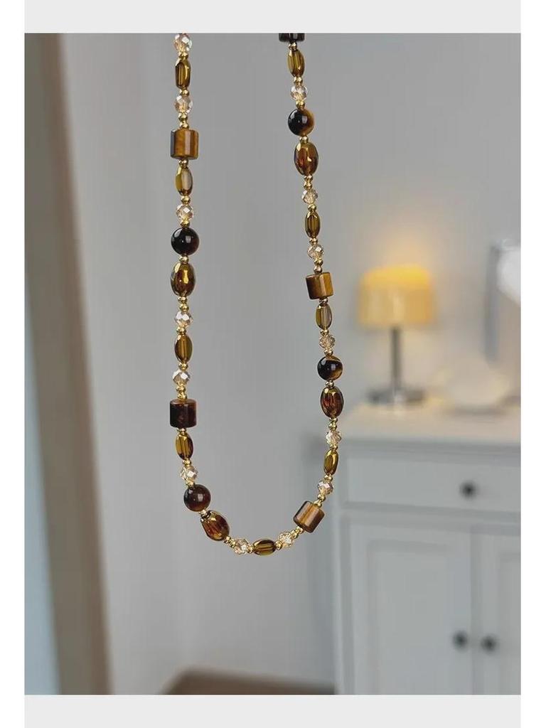 Korálkový náhrdelník Maillard s tygřím okem - kávová barva, podzimní/zimní móda pro ženy