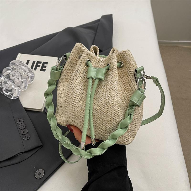 

Нишевая плетеная сумка-ведро в иностранном стиле женская 2025 новая сумка с пасторальной текстурой популярная универсальная плетеная сумка из соломы