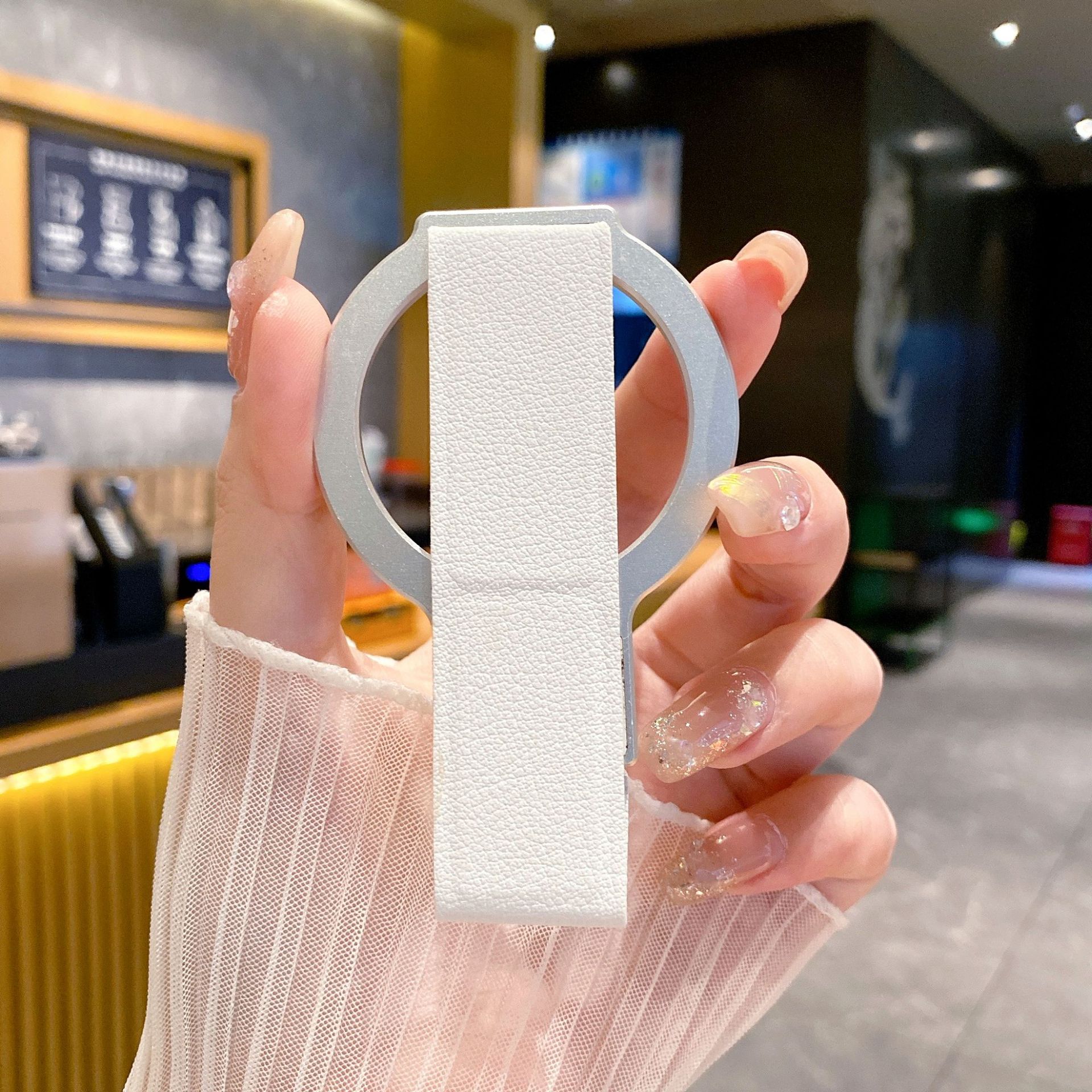 

Magnetic Phone Holder Alloy Portable Desktop Wrist Strap Bracket Universal Stand Phone For iPhone 16 15 and Samsung